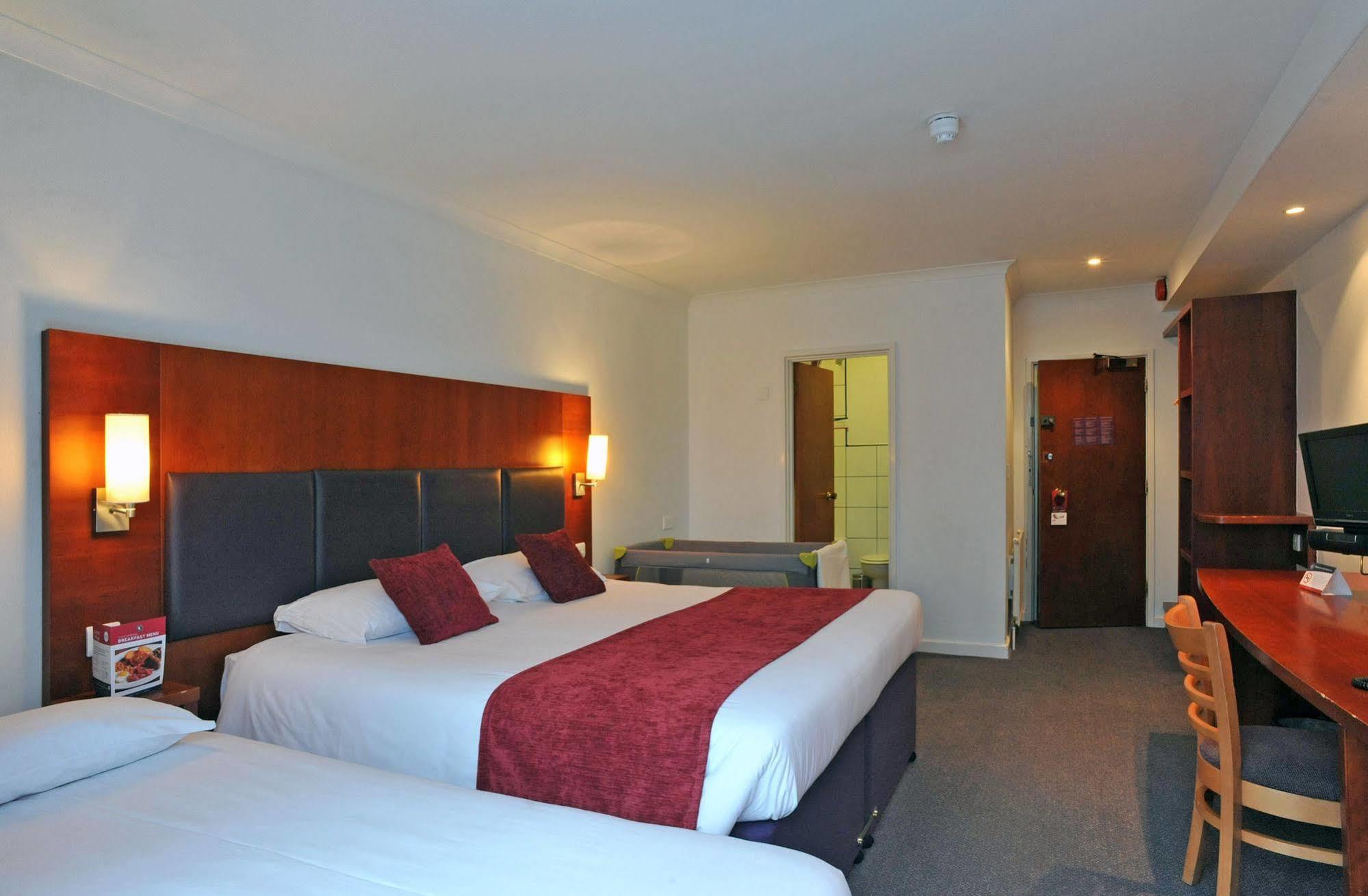 Crossroads By Chef & Brewer Collection Hotel Weedon Bec Eksteriør billede